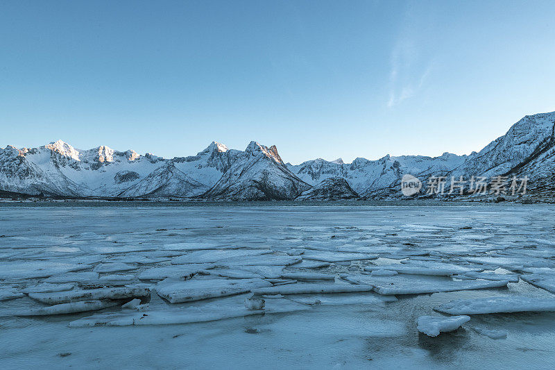 在寒冷的冬天，挪威北部罗弗敦的冰冻峡湾，有冰架