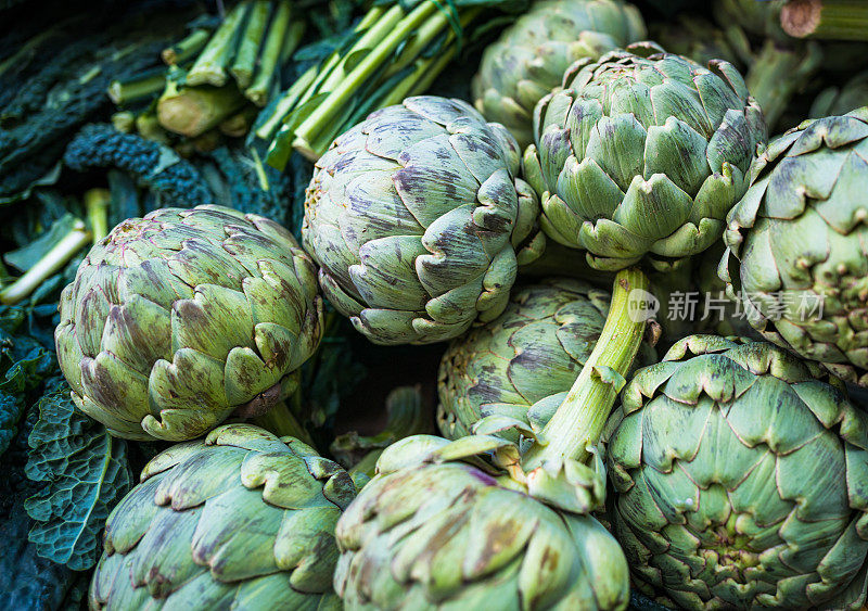 新鲜的洋蓟在食品市场出售