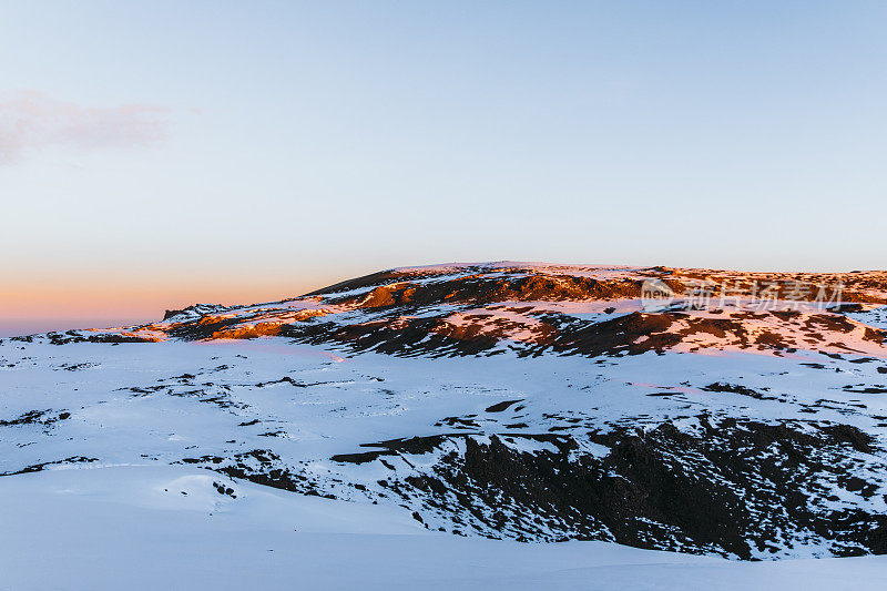 雪峰和乞力马扎罗峰冰川之上的美丽冰冻日出