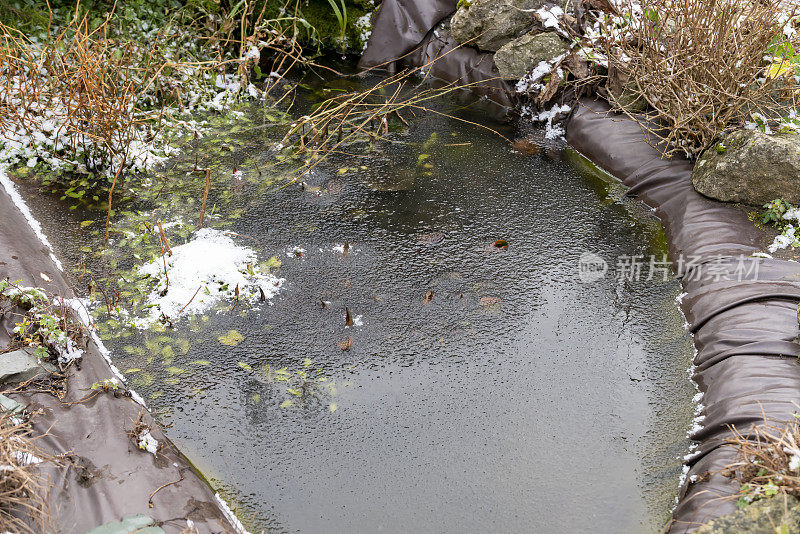 花园的水景以雪为特色