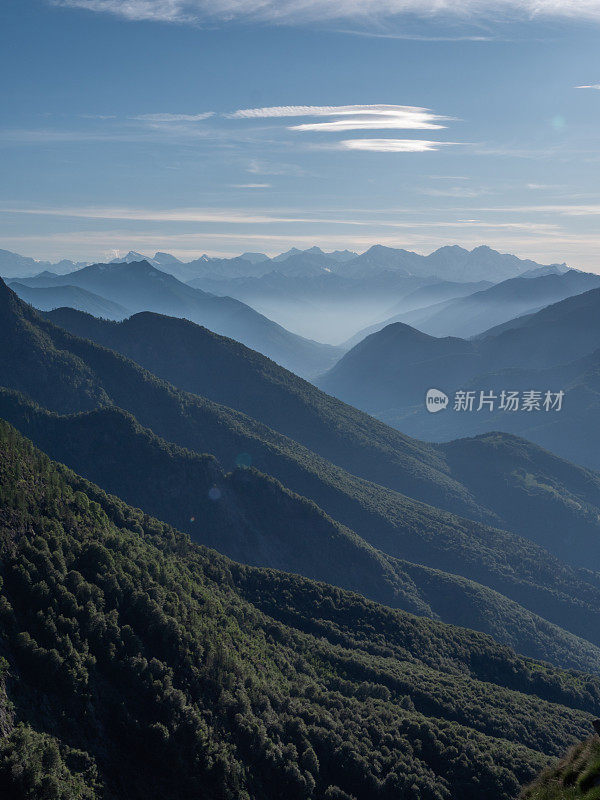 日出时瑞士阿尔卑斯山的一层层山脉