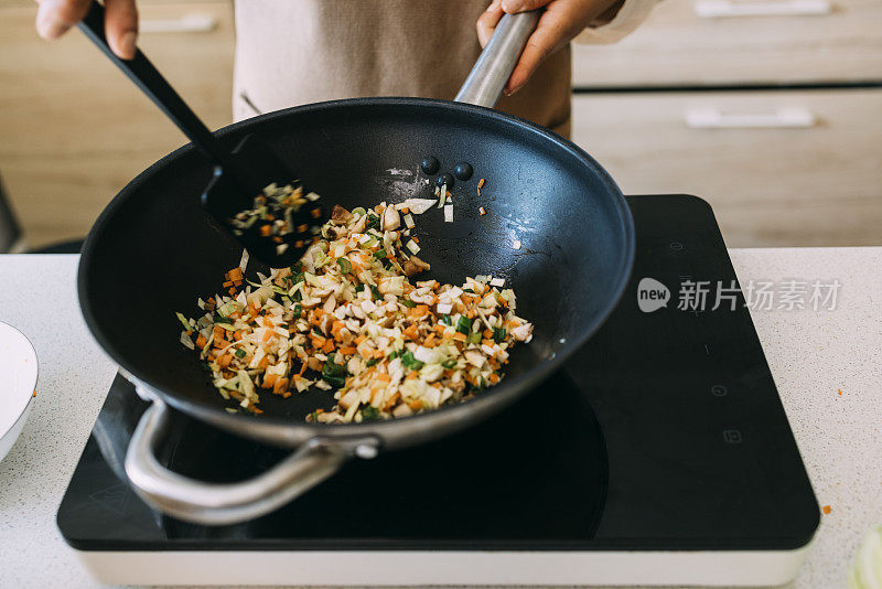 一个装满了切好的蔬菜的锅的特写镜头