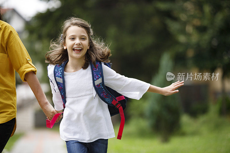 可爱开朗的女学生和妈妈放学回家