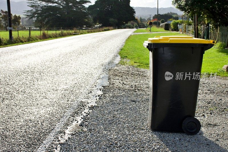 新西兰农村等待回收的垃圾桶