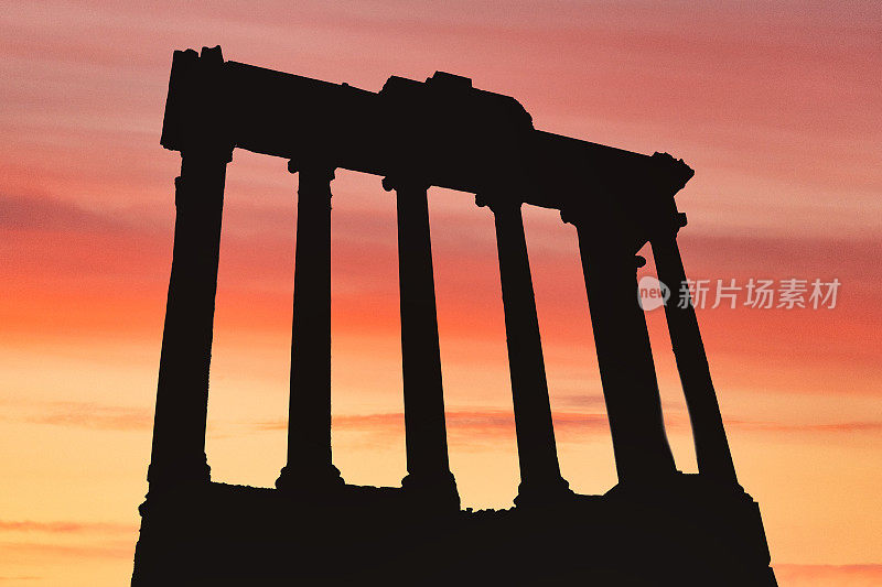 日落时的罗马柱轮廓