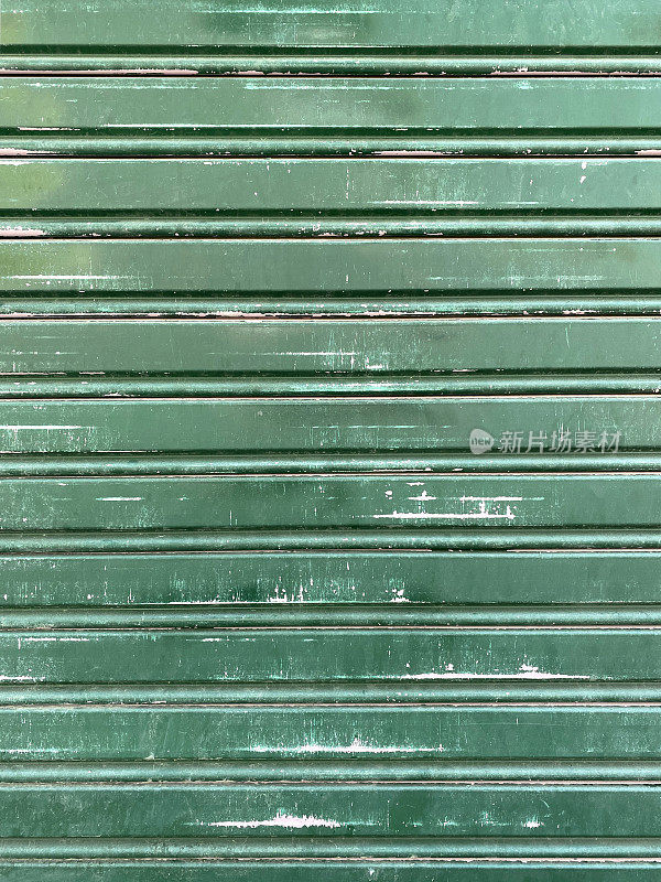 垃圾铁卷帘门。绿色金属背景