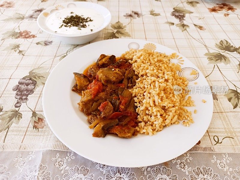 传统土耳其茄子肉炖菜中的波德鲁姆火鸡