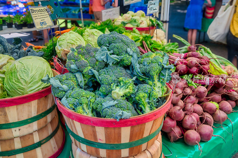 农贸市场的新鲜蔬菜-花椰菜，甜菜和卷心菜