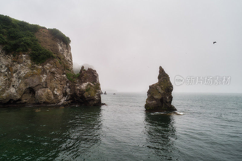 海岸岩石恶魔的手指在阿瓦查湾海岸。