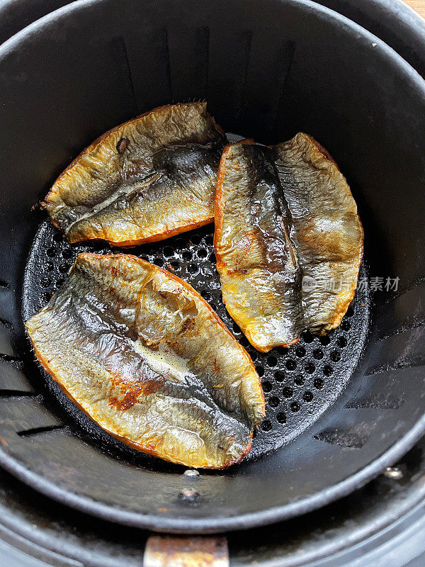 金黄色，油鲭鱼片在空气炸锅煮早餐，更健康的选择煎锅，脆皮，饮食健康的概念，提升视野