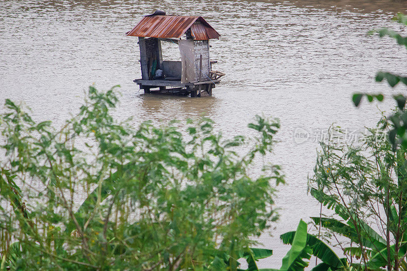 洪水淹没了稻田