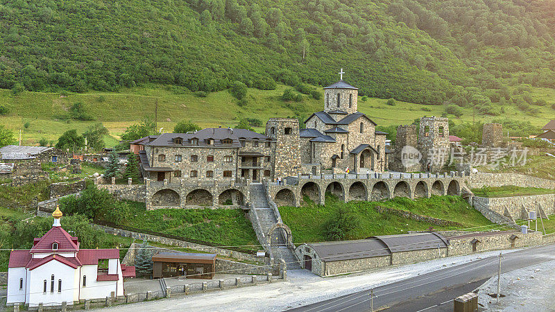 Fiagdon，俄罗斯，北奥塞梯，2021年6月24日。奥塞梯东正教神庙位于希迪库斯的菲亚格顿修道院