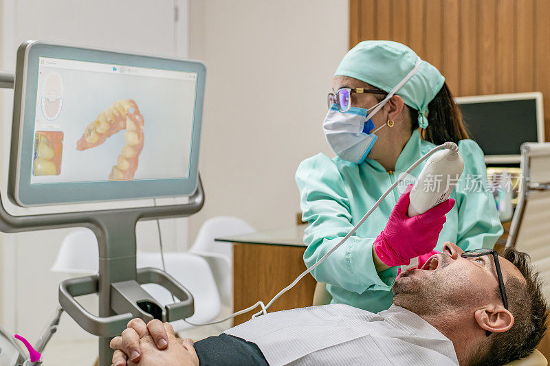 牙医正在对病人的牙齿进行3D扫描