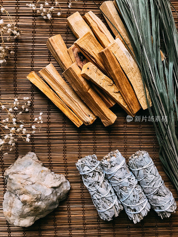 一个简单和美丽的背景，在竹子基质上的香精和香。特写微距拍摄的白鼠尾草和帕洛桑，有点模糊和模糊的焦点