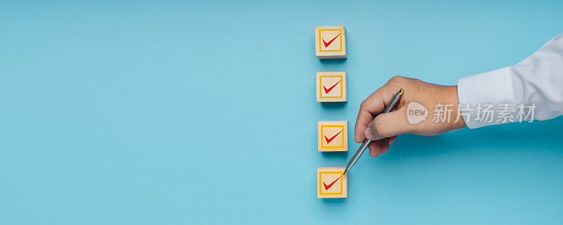 最佳优秀的商务服务评级客户体验概念在蓝色背景木块上正确标记