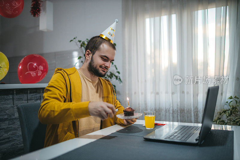 一个年轻人在家庆祝生日