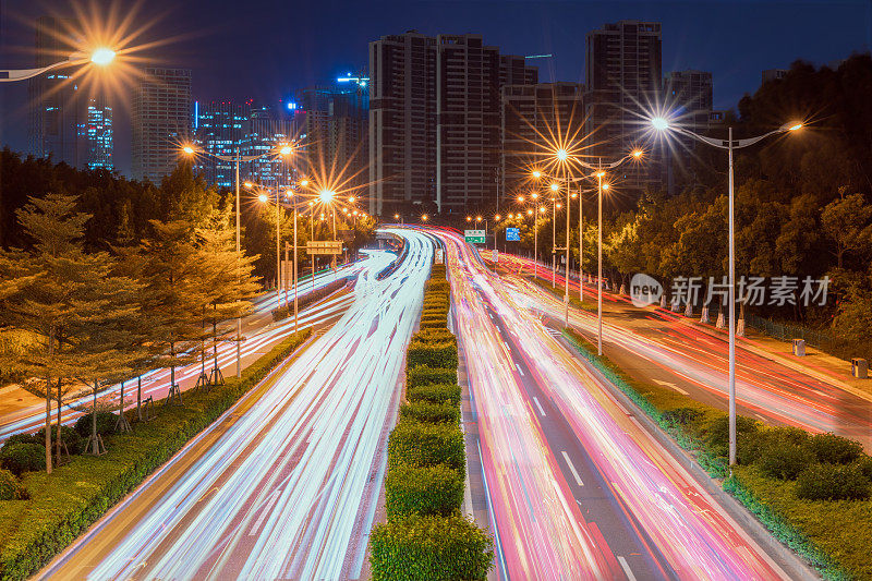 夜晚，现代城市高速公路上拥挤的车流轻轨