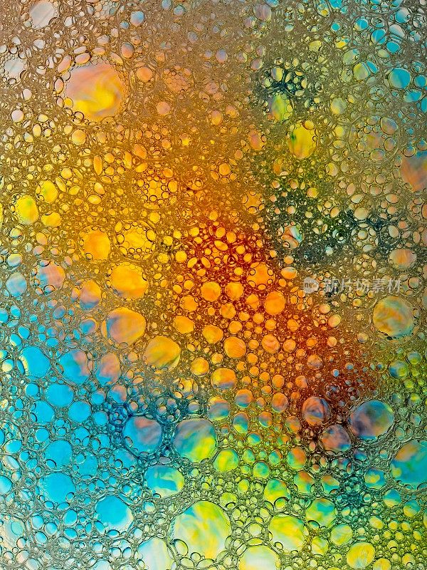 用水、油和液体肥皂创作的明亮、充满活力的泡沫艺术