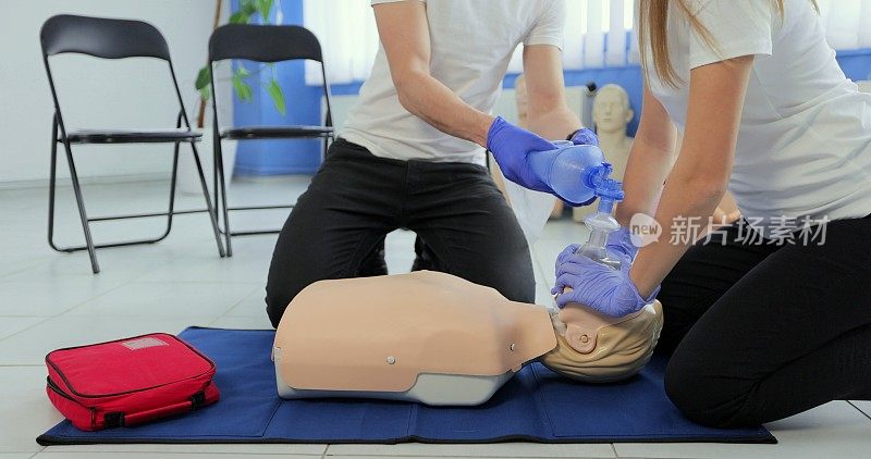 对假人进行压缩训练。在医疗中心的人体模型上做心肺复苏练习。