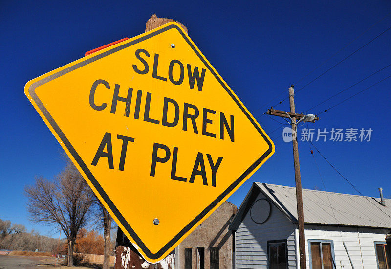 美国科罗拉多州科内霍斯，玩耍的孩子们