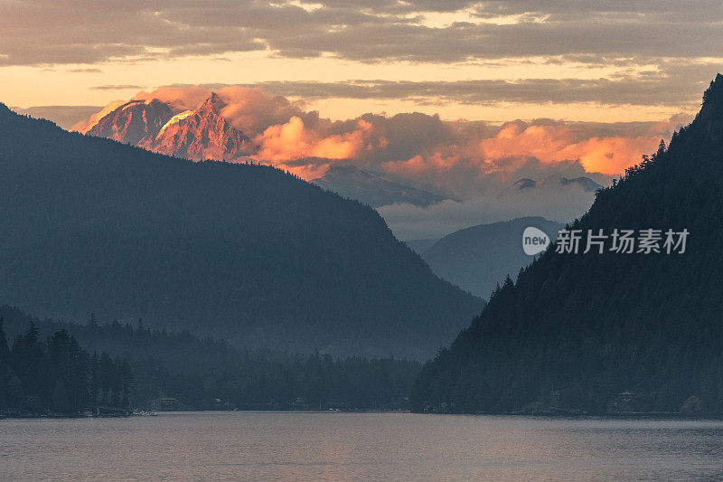 日出时，山脉越过水面的风景