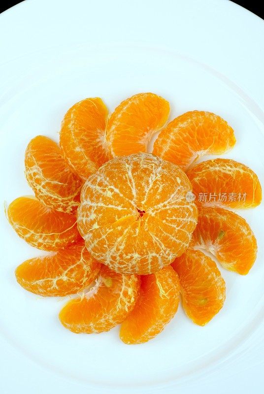 白色盘子上的橙色水果。