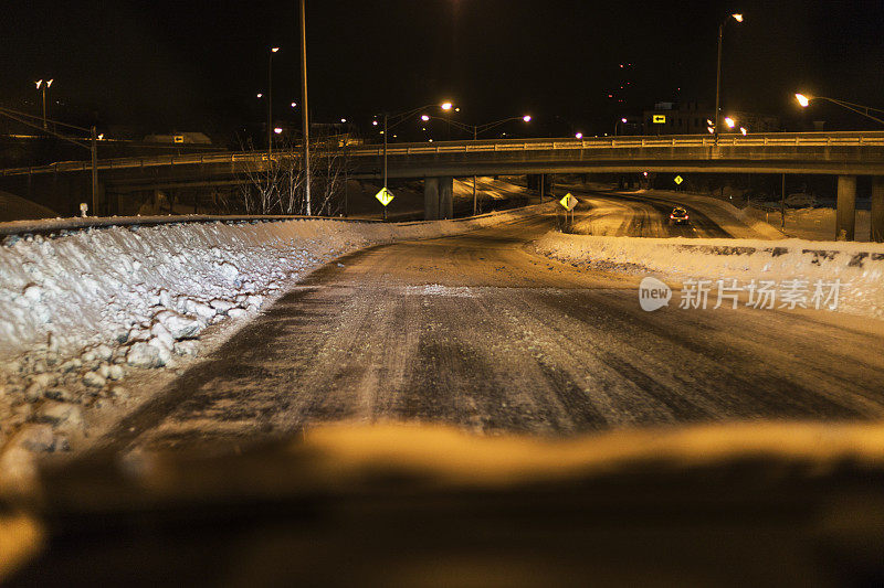 湿滑的冬季城市公路入口匝道