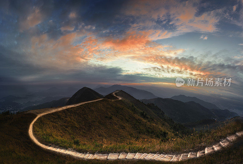 日落后在湾谷山及金字塔山