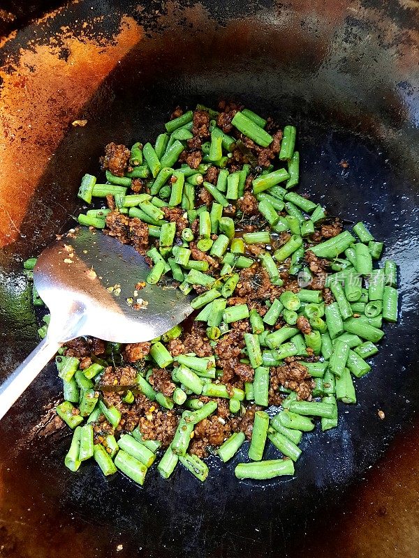 炒菜用炒牛豆配猪肉末。