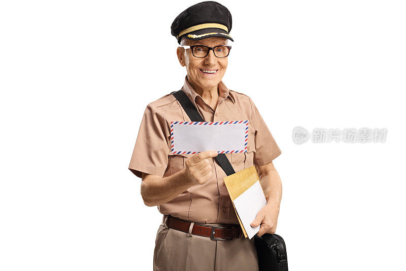 穿着制服的成熟邮差，手里拿着信，面带微笑