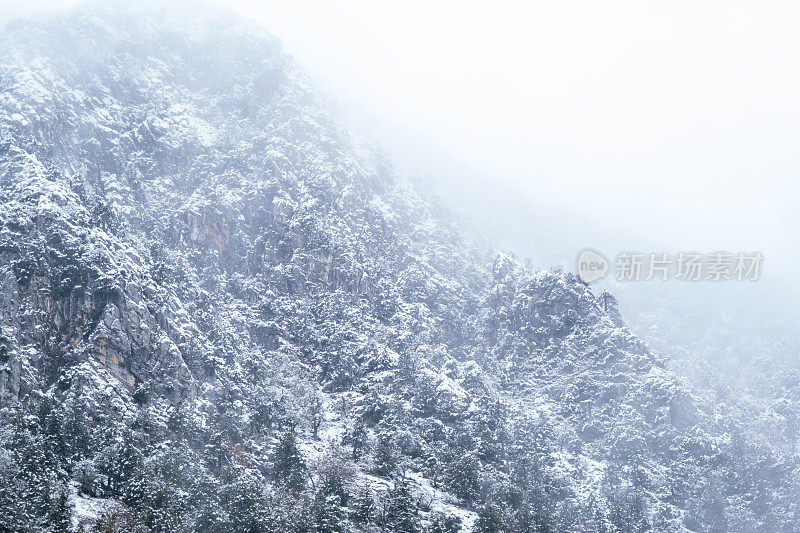 地中海金牛座山脉是一年中第一场降雪的雪峰