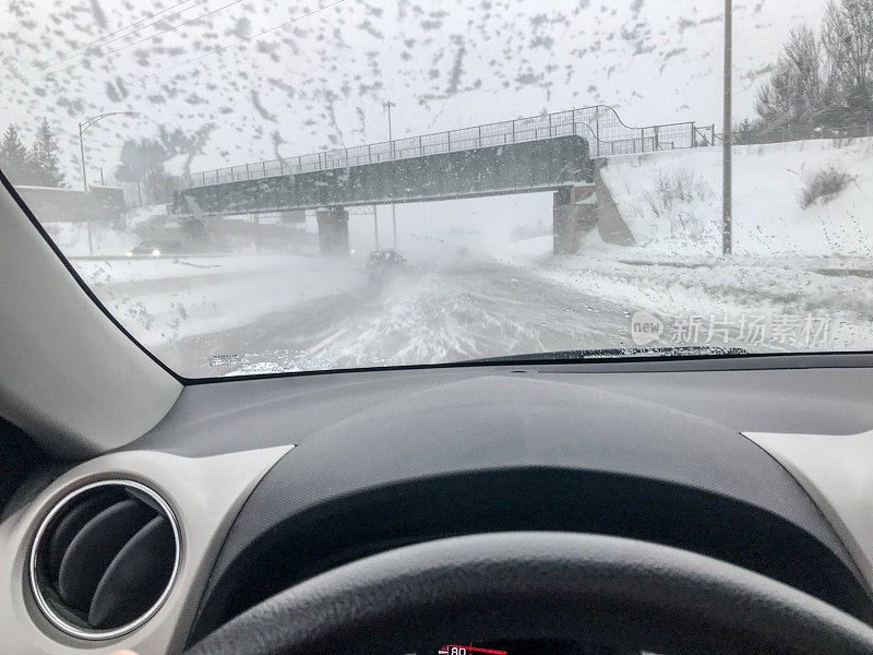 暴风雪在高速公路