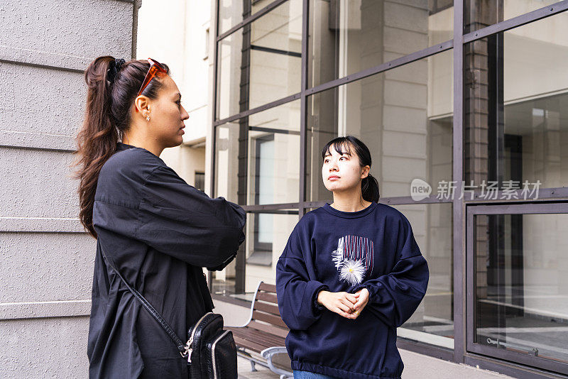 亚洲和日本妇女有一个户外会议。