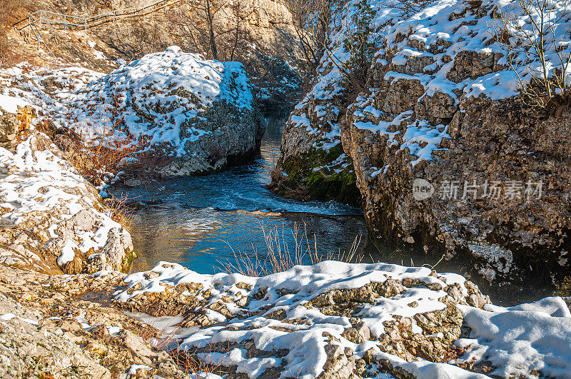 冬季山地景观，河流积雪和树木，最喜欢野餐的地方