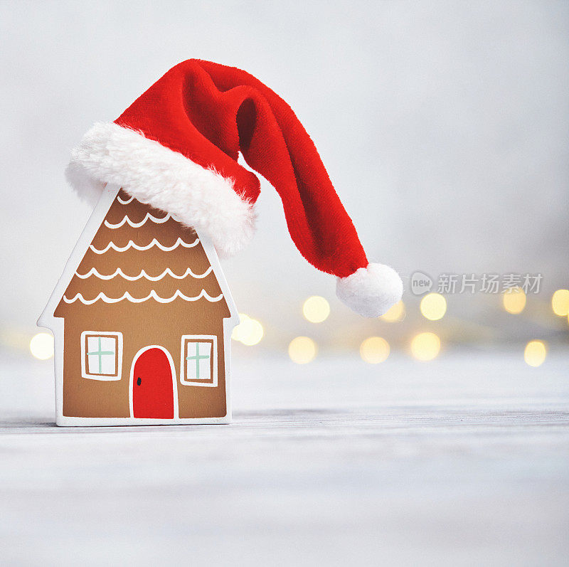 圣诞布置，房子戴着圣诞老人的帽子，在明亮的背景下