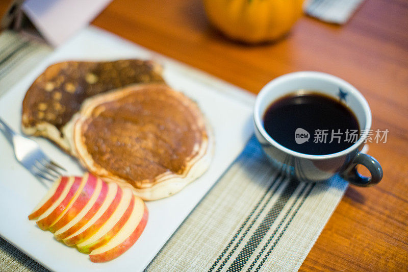 早餐有咖啡和煎饼