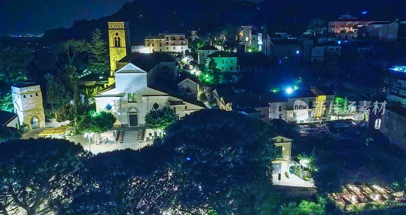 意大利阿马尔菲海岸，无人机在夜间鸟瞰拉维洛。