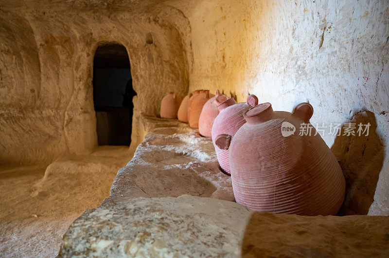 在纳巴泰古城阿夫达(Avdat)的一个装有香料器皿的洞穴，这里现在是内盖夫沙漠中的一个国家公园