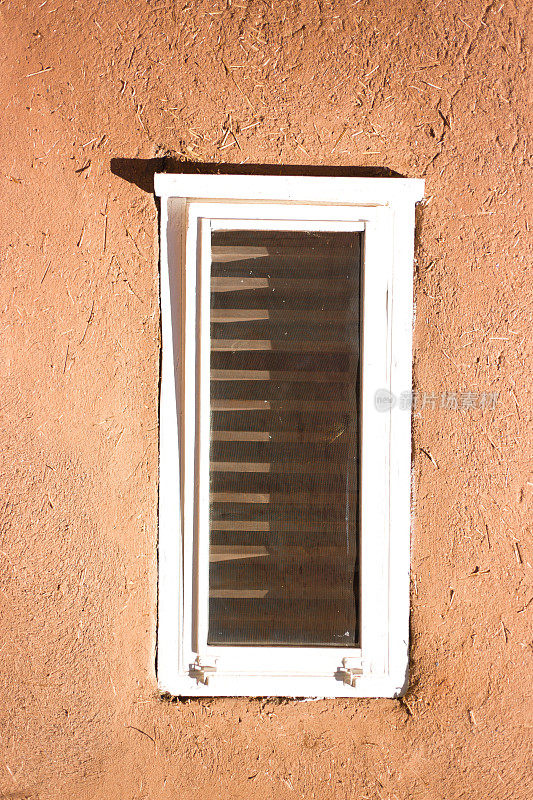圣达菲，NM:阳光下的白色窗口在Adobe墙(特写)
