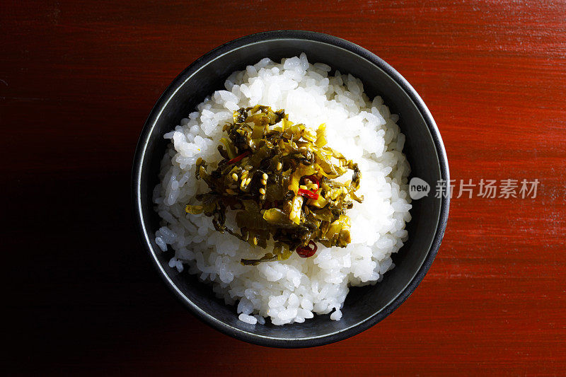 日本家庭烹饪，配菜放在热米饭上