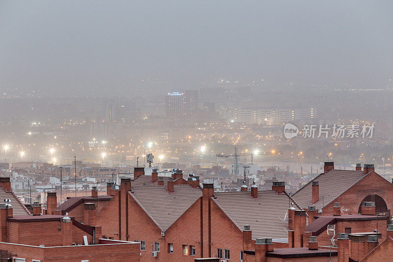 马德里的夜幕笼罩在雾霾和污染中。空气污浊，呼吸困难