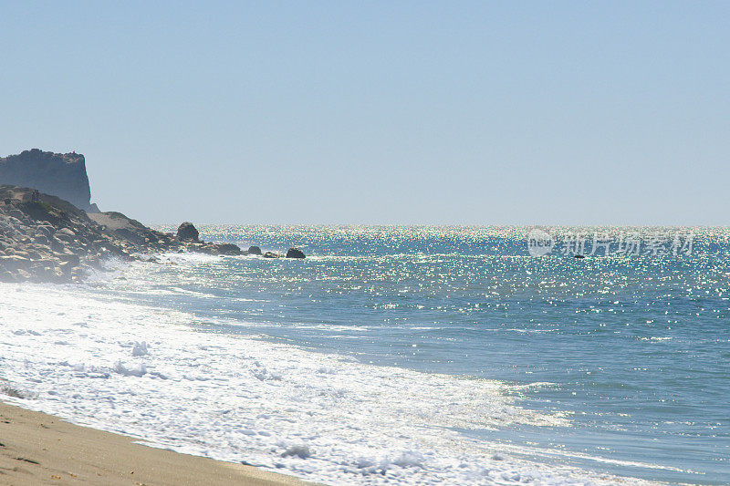从加州马里布的祖玛海滩看到的杜姆角