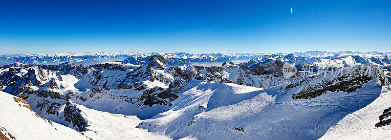瑞士阿尔卑斯山谷在晴天，桑蒂斯山，瑞士