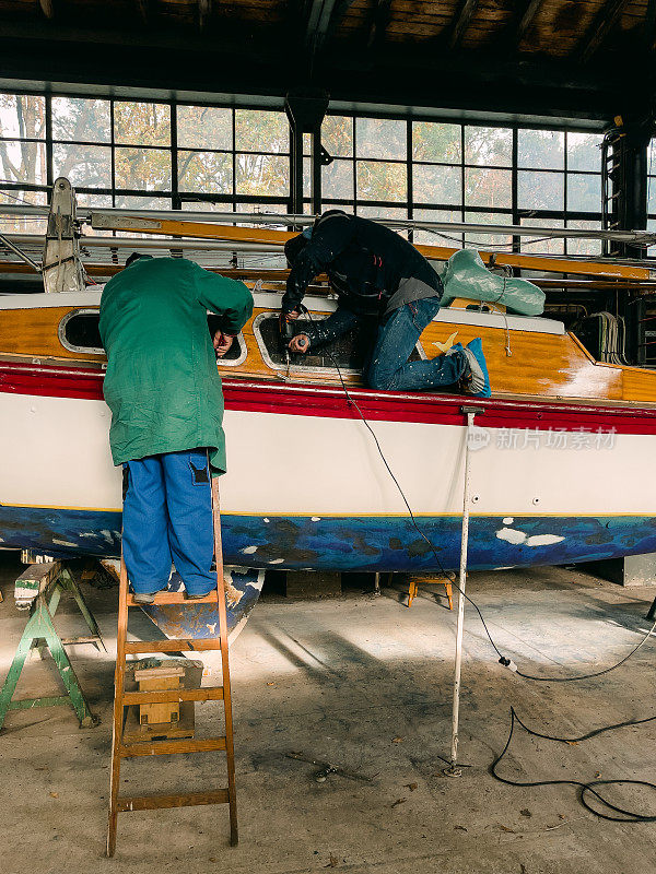 修理和保养东西，两个人一起保养帆船，DIY，德国