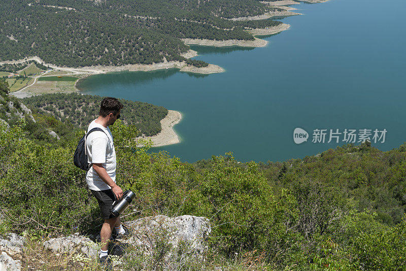 在黑海地区Samsun省Vezürköprü的峡谷中，一名男子在Kızılırmak河的视角下徒步旅行