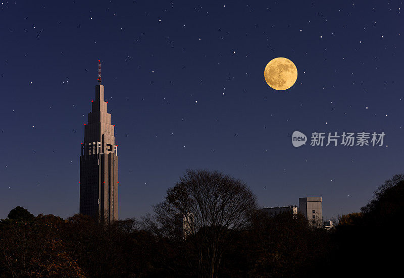 满月从群星闪耀的摩天大楼上空升起