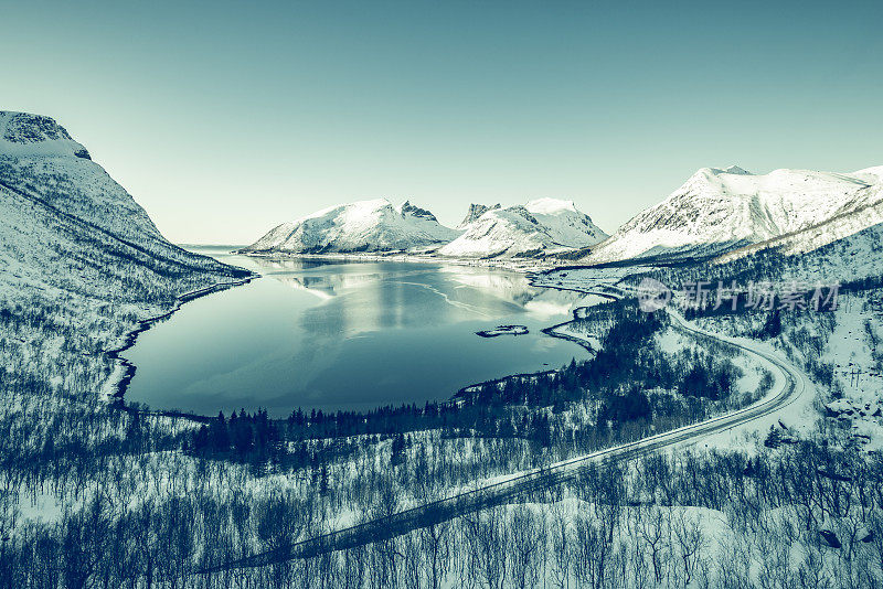 挪威北部Senja岛上的Bergsfjorden冬季景观