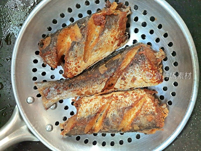 烹煮炸鱼-食品准备。