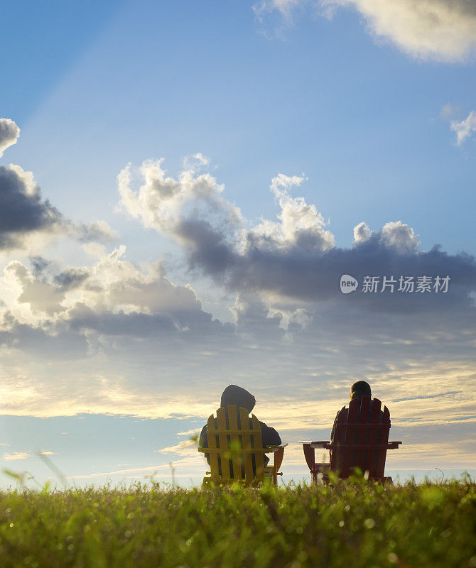 两个幸福的女人坐在海边看风景