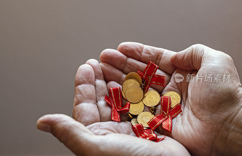 高级妇女手里拿着土耳其金币，特写